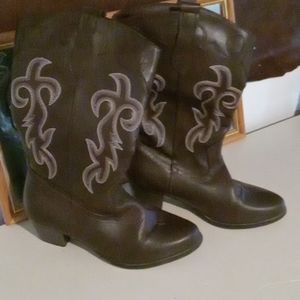 Womans boots 8